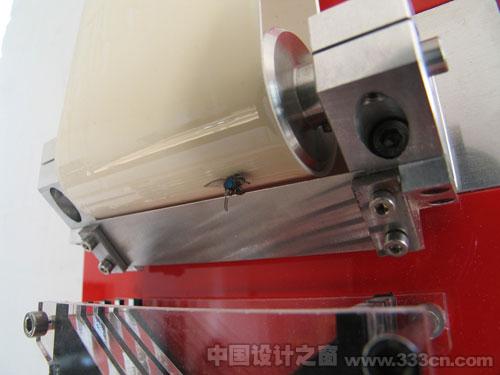 微生物燃料電池消化蒼蠅獲得能量,為LCD鐘表提供能量,維持運轉(zhuǎn)。 英國設(shè)計出吃蒼蠅老鼠的機器人家具